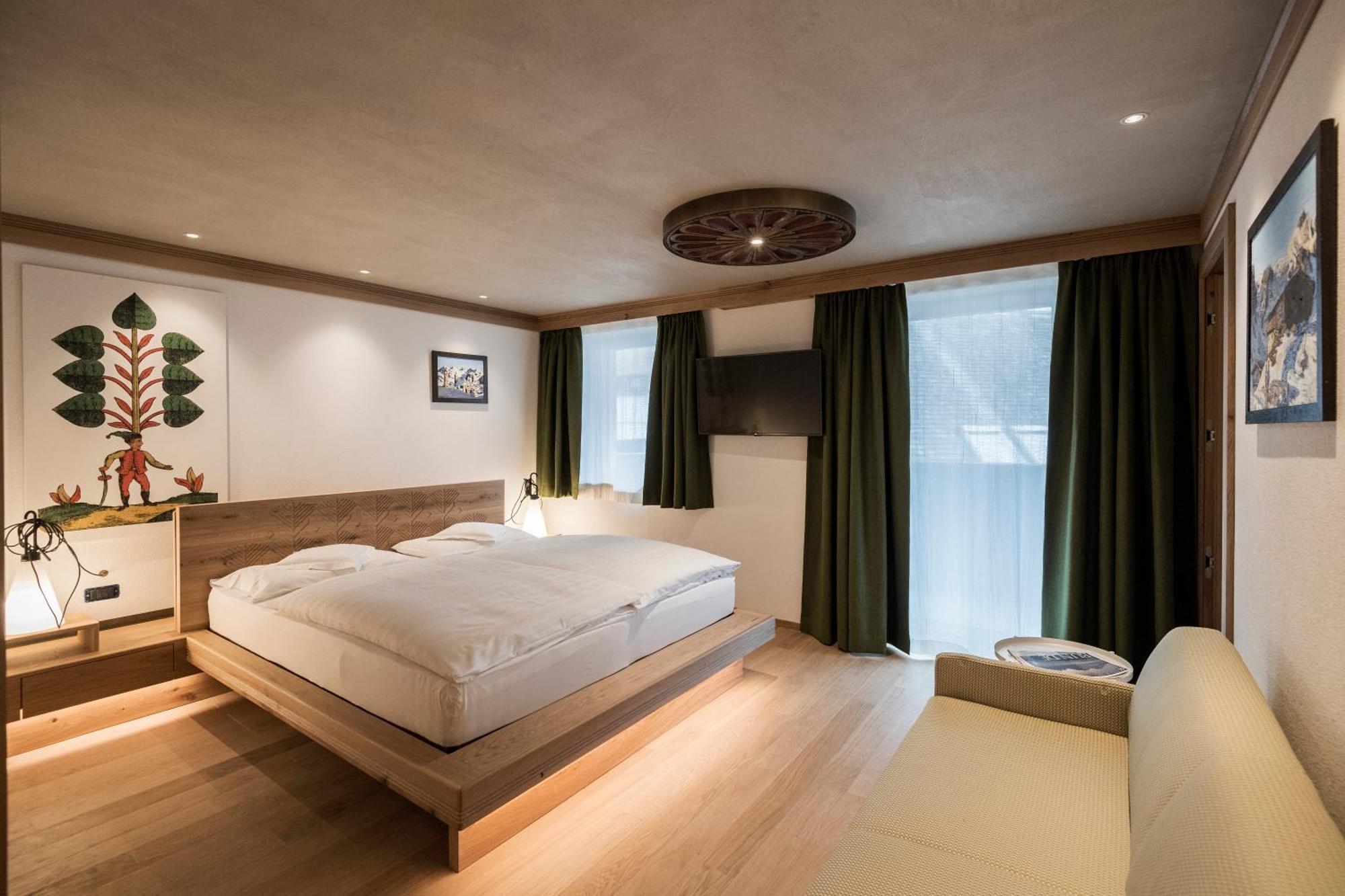 Posta Zirm Hotel Corvara In Badia Bagian luar foto