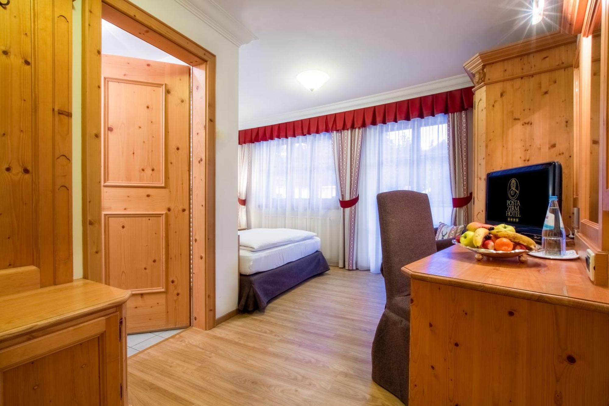 Posta Zirm Hotel Corvara In Badia Bagian luar foto