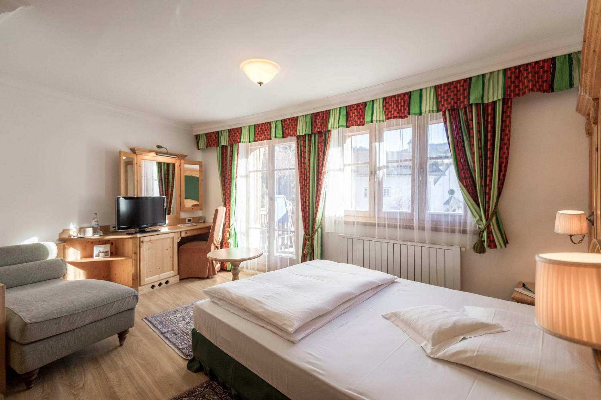 Posta Zirm Hotel Corvara In Badia Bagian luar foto