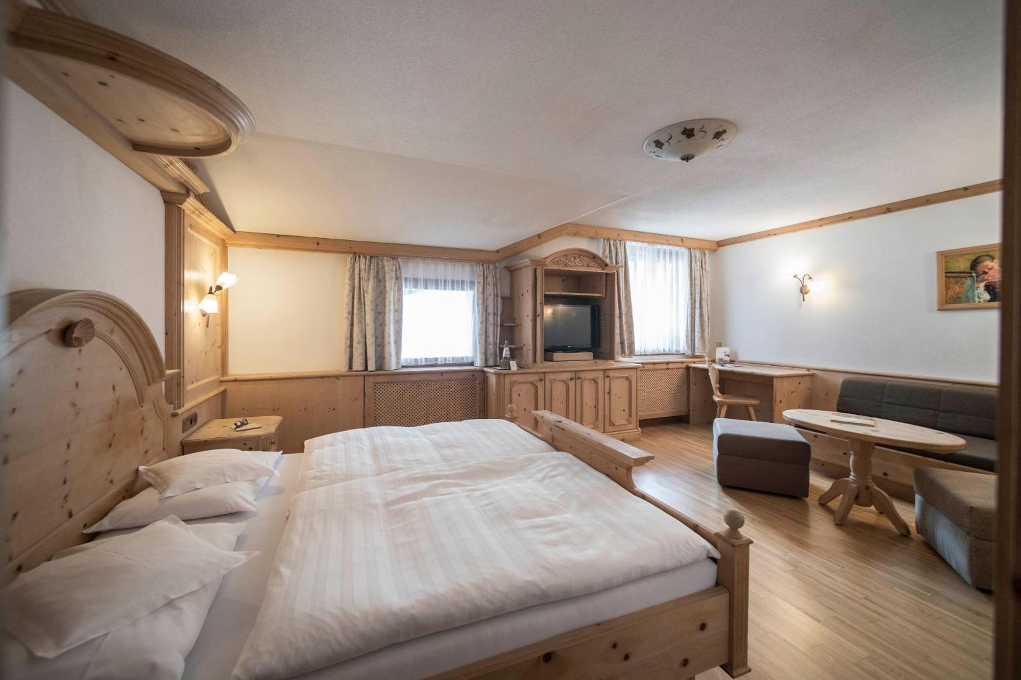 Posta Zirm Hotel Corvara In Badia Bagian luar foto
