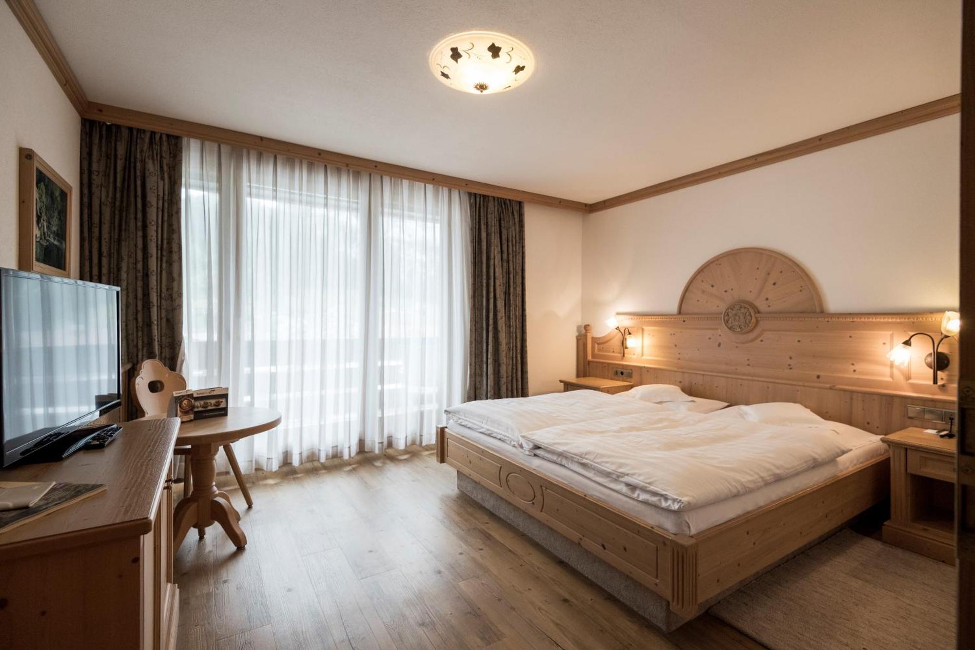 Posta Zirm Hotel Corvara In Badia Bagian luar foto